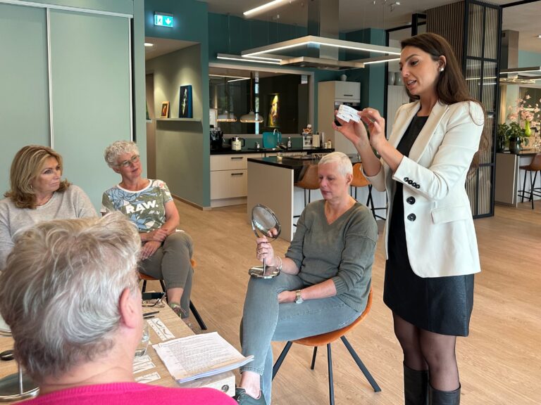 Elif, oprichtster, geeft persoonlijke instructies tijdens de Easy Brows workshop.